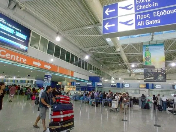 Інцидент в аеропорту Афін: одну українку пропустили до Греції у порядку виключення