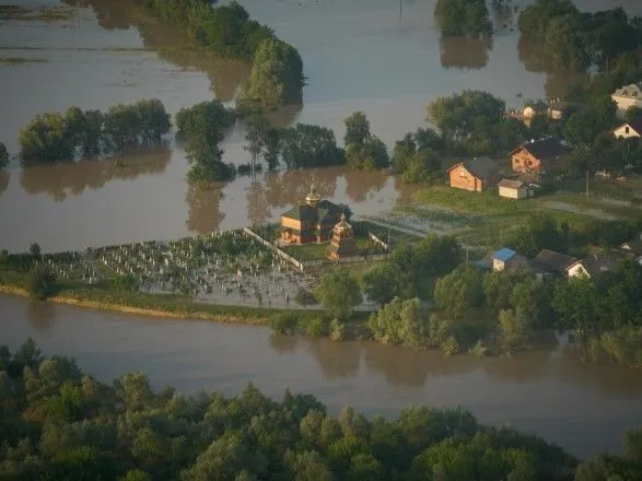 После паводков на западе Украины до сих пор подтоплены пять городов и сел