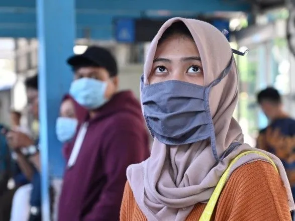 Пандемія: в Індонезії вирішили протидіяти COVID-19 за допомогою евкаліптового намиста