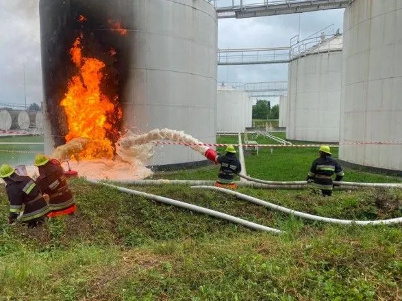 В Хмельницкой области произошел пожар на нефтебазе