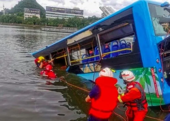 В КНР автобус с абитуриентами "влетел" в озеро: погиб 21 человек