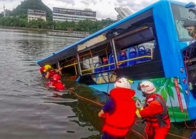 В КНР автобус с абитуриентами "влетел" в озеро: погиб 21 человек