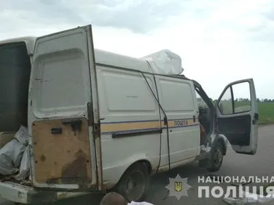 В Полтавской области взорвали автомобиль Укрпочты и похитили 2,5 млн грн