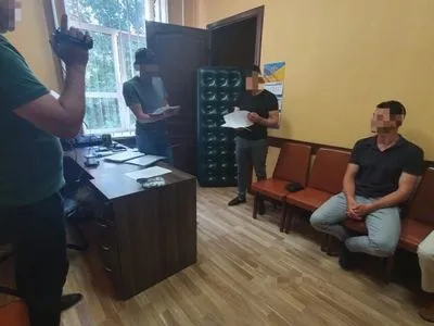 Взятка за неразглашение подробностей смерти нардепа: подполковника СБУ взяли под арест
