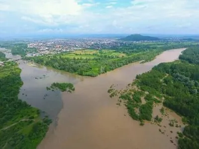 Після паводків на заході України залишаються підтопленими п'ять міст і сіл