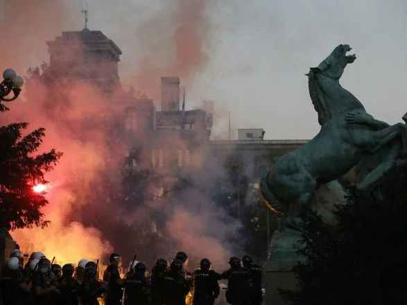 Пандемия: из-за усиления карантина в Белграде вторую ночь подряд бесспорядки, в других городах Сербии начались протесты