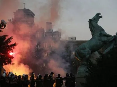 Пандемія: через посилення карантину у Белграді другу ніч масові заворушення, в інших містах Сербії почалися протести