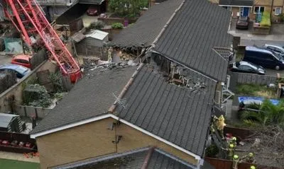 У Лондоні будівельний кран впав на житлові будинки, є жертва