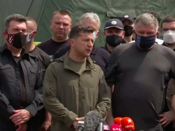 Зеленський пообіцяв по 300 тис. грн родинам, які втратили дім через пожежі на Луганщині