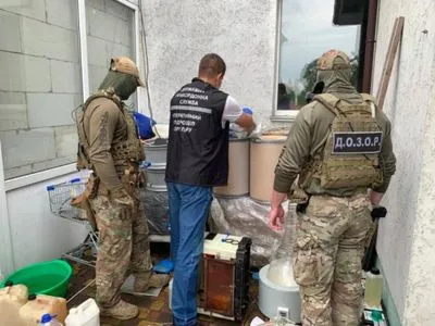 Огнестрельное оружие и свыше 3 тонн прекурсоров: в Украине разоблачили банду наркоторговцев