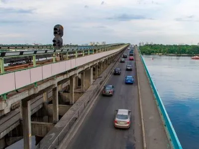 В Киеве из-за митинга перекрыто движение по мосту Метро