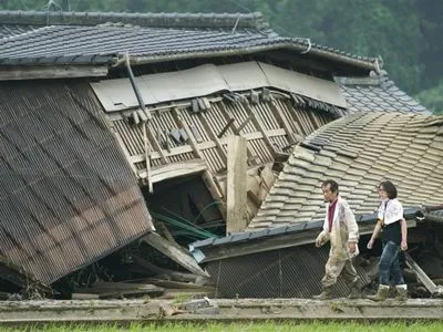 Число жертв наводнений и оползней в Японии достигло почти 60 человек
