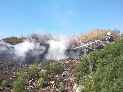 На Київщині загорілося сміттєзвалище