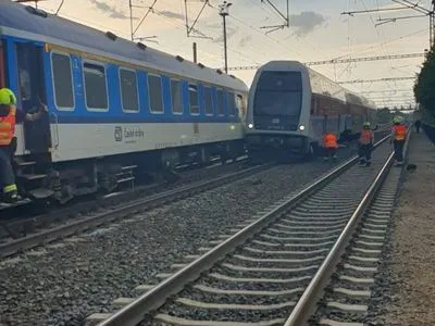 В Праге столкнулись два поезда, эвакуированы сотни пассажиров