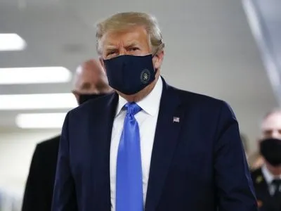 Трамп вперше з початку пандемії вдягнув маску на публіці