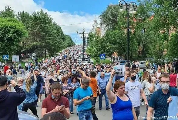u-rosiyskomu-khabarovsku-tisyachi-lyudey-protestuvali-proti-areshtu-gubernatora