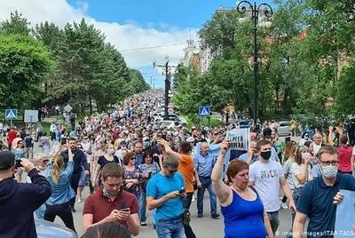 В российском Хабаровске тысячи людей протестовали против ареста губернатора
