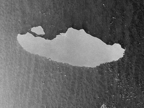 gigantskomu-aysbergu-scho-vidkolovsya-v-antarktidi-vipovnilos-tri-roki-dosildniki-pokazali-foto