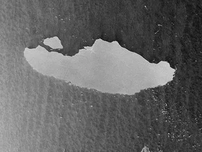 Гігантському айсбергу, що відколовся в Антарктиді, виповнилось три роки: дослідники показали фото