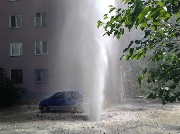 На Березняках в Киеве прорвало трубу под давлением: пострадавших нет