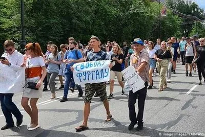 Россия: в Хабаровске второй день подряд продолжаются протесты из-за ареста губернатора