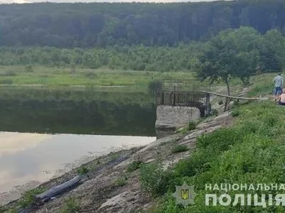 Не змогли вибратися з води: на Тернопільщині загинули двоє підлітків