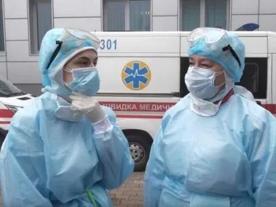 В Украине на COVID-19 за сутки заболело около 100 медработников