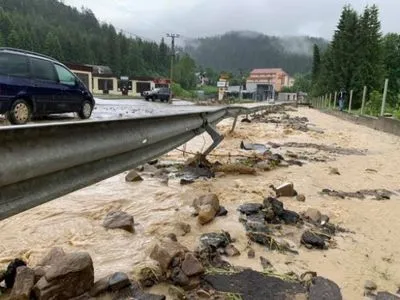 ДСНС: из-за паводков на западе Украины остаются поврежденными более 500 км дорог