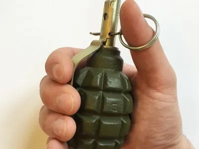 В Оболонском районе столицы в клумбе обнаружили муляж гранаты
