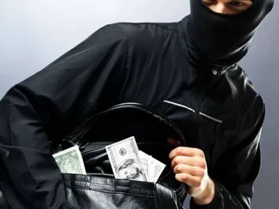В Одессе грабители заставили мужчину отдать деньги, угрожая изнасилованием жены