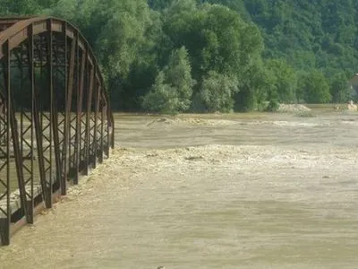 ДСНС: через паводки на Заході України залишаються зруйнованими 95 мостів
