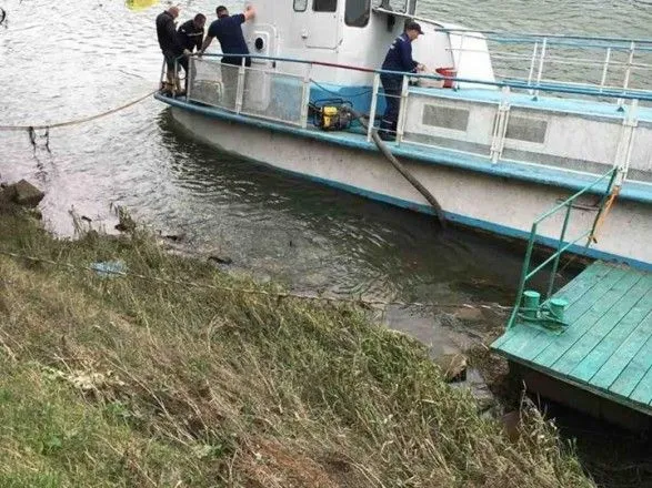 В Винницкой области из-за повреждения катера произошла утечка нефтепродуктов в Днестр