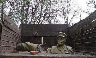Дробович дав поради, як правильно зносити радянські пам’ятники