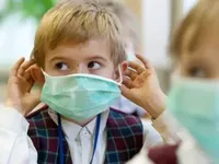 Температурний скринінг, антисептики та маски: у МОЗ розповіли про правила навчання у школах з вересня
