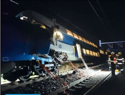У Чехії зіткнулися вантажний і пасажирський потяги: загиблий та десятки постраждалих