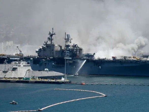У США загасили пожежу на десантному кораблі, яка тривала 4 дні: постраждали 63 особи