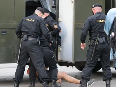 Вибори у Білорусі: біля будівлі ЦВК у Мінську затримали людей, які прийшли зі скаргами