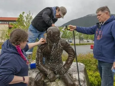 На Алясці вирішили прибрати пам'ятник керівнику території у часи приналежності Росії, Москва відреагувала