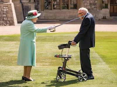 Королева Великої Британії посвятила в лицарі 100-річного ветерана