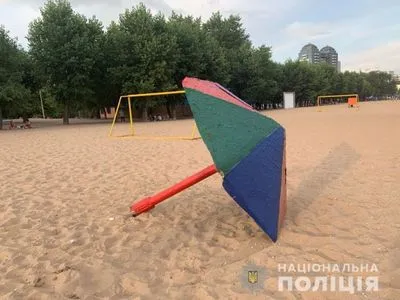 На пляже в Запорожье на 6-летнего ребенка упал металлический грибок