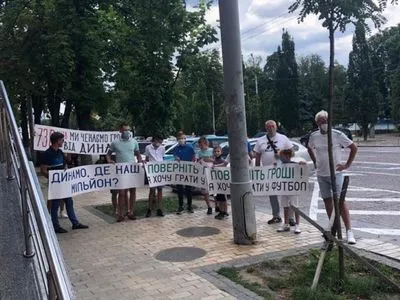 Під Печерським судом вихованці футбольної школи розгорнули плакати: "Динамо", де наш мільйон?"