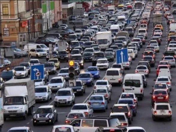 Утром на подъездах к центру Киева образовались пробки