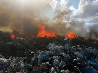 У Дніпропетровській області горить сміттєзвалище
