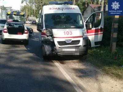 На трассе под Киевом произошло ДТП со "скорой": трое травмированных