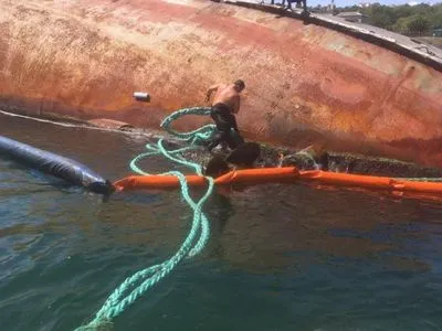 Операція з підйому танкера Delfi в Одесі: показали фото