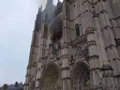 Пожежу у готичному соборі в Нанті взяли під контроль: не виключають підпал