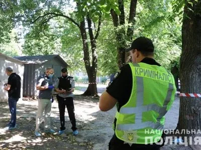В Харькове возле гаражей нашли завернутый в ковер труп