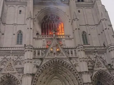 У французькому Нанті масштабна пожежа в готичному соборі