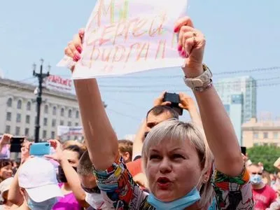 В Хабаровске продолжаются протесты в поддержку задержанного губернатора: на улицы вышло до 50 тысяч человек