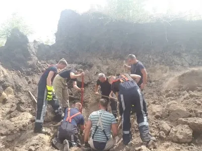 На Київщині у кар’єрі людей засипало піском, є загиблий